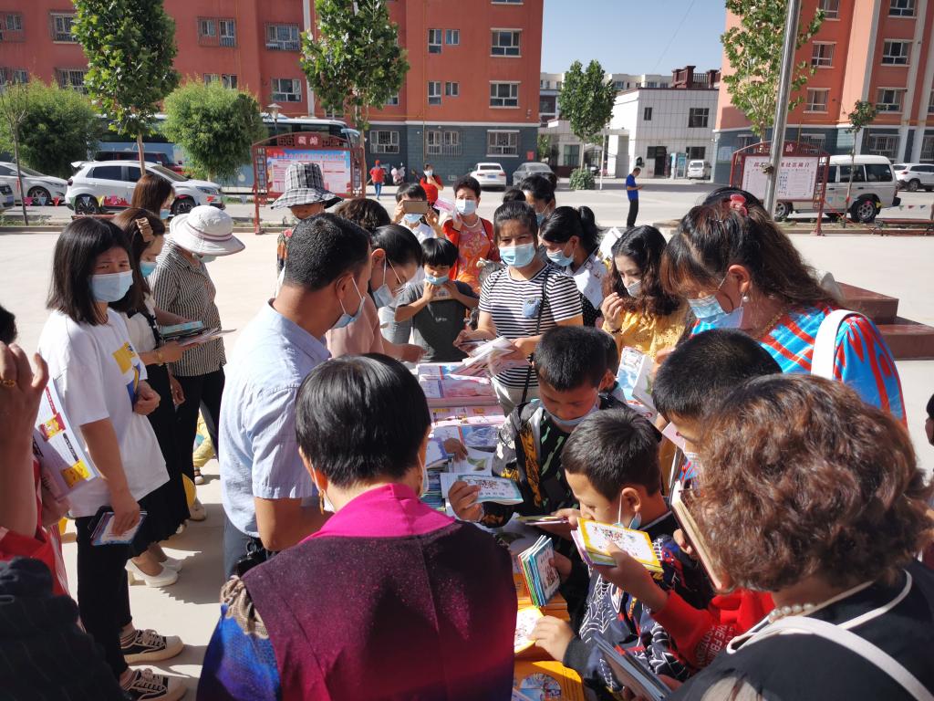 給群眾發放“科學與生活”、“知識與力量”、“農民科學素質讀本”等科普書籍