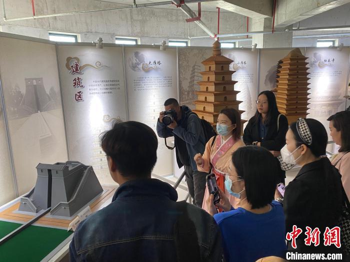 新疆科技館精選其中60余件(套)展品進行展覽展示，分為天文、機械、建筑、軍事、井鹽開采等。　新疆科技館提供