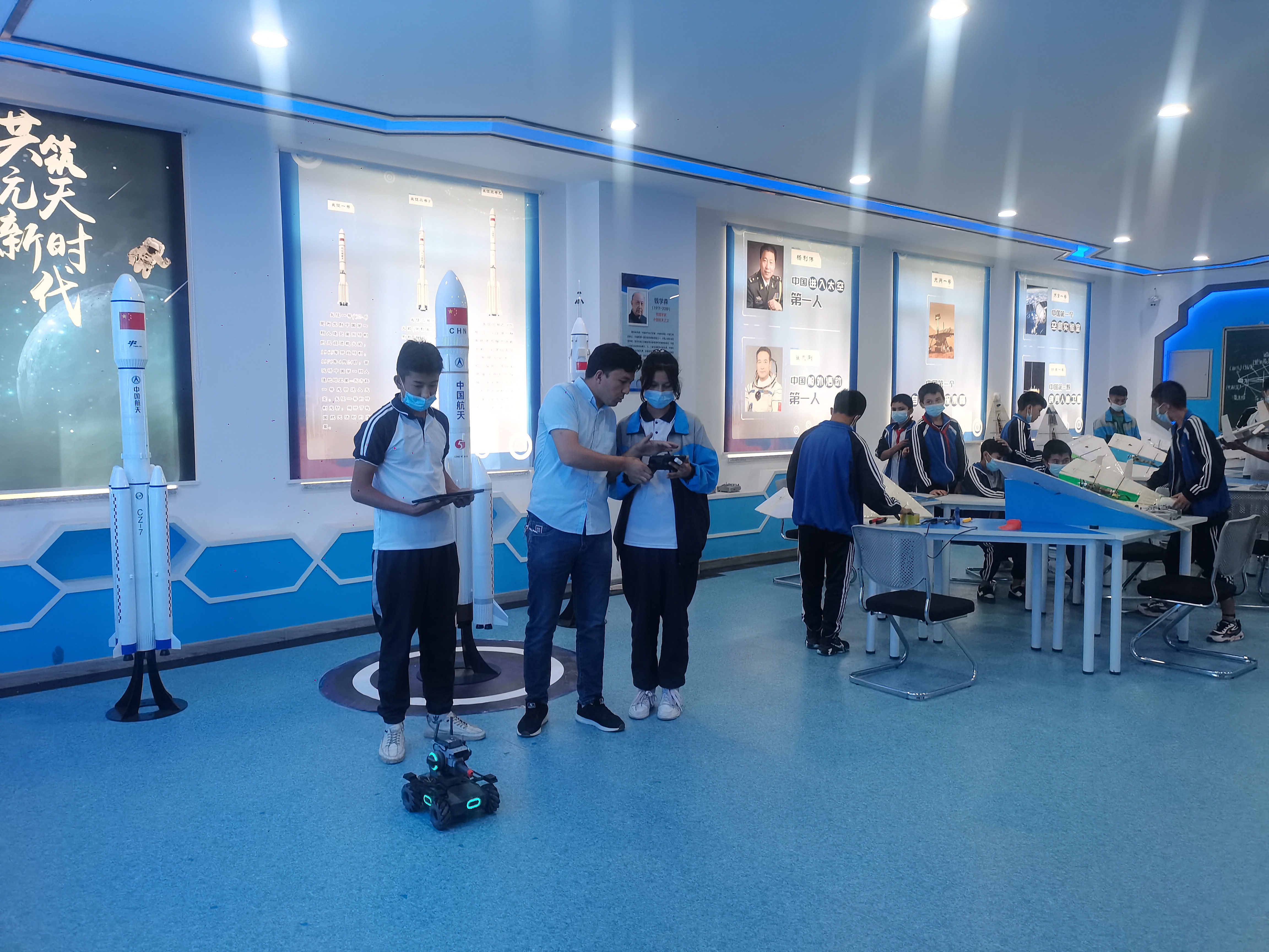 齊魯疏勒二中學校航模隊老師阿迪力在指導學生