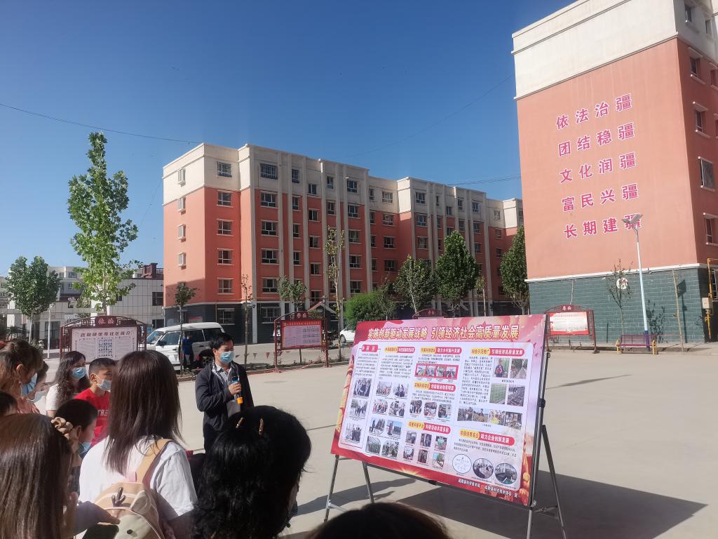 科技局干部在講解科技成果展板